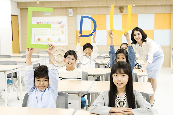 10대 20대 남자 성인 어린이 여러명 여자 초등학생 한국인 JPG 앞모습 포토 교사 교실 들기 상반신 수업 스쿨라이프 실내 앉기 알파벳 어린이교육 에듀 웃음 의자 책상 초등학교