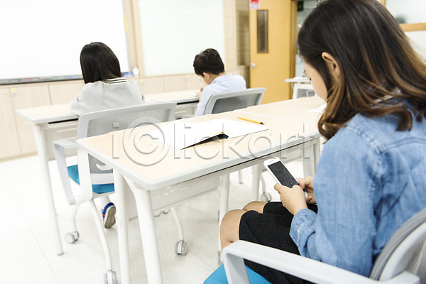 10대 남자 세명 어린이 여자 초등학생 한국인 JPG 뒷모습 옆모습 포토 교실 딴짓 상반신 스마트폰 스쿨라이프 실내 앉기 어린이교육 의자 전신 책상 초등학교 친구