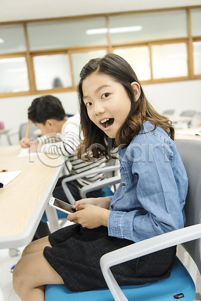 10대 남자 두명 어린이 여자 초등학생 한국인 JPG 옆모습 포토 교실 놀람 딴짓 상반신 수업 스마트폰 스쿨라이프 실내 앉기 어린이교육 의자 책상 초등학교 친구