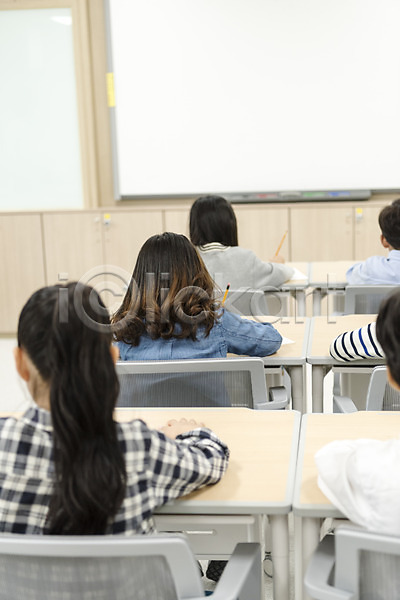 경쟁 10대 남자 어린이 여러명 여자 초등학생 한국인 JPG 뒷모습 포토 교실 상반신 스쿨라이프 시험 실내 앉기 어린이교육 의자 책상 초등학교 친구 학교
