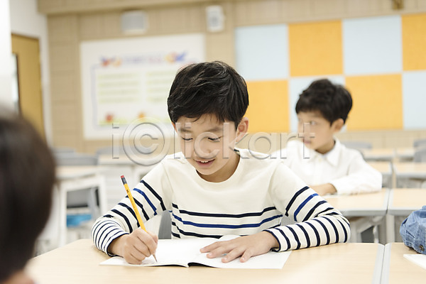 10대 남자 두명 소년만 십대남자만 어린이 초등학생 한국인 JPG 앞모습 포토 교실 상반신 스쿨라이프 시험 실내 앉기 어린이교육 웃음 의자 책상 초등학교 친구