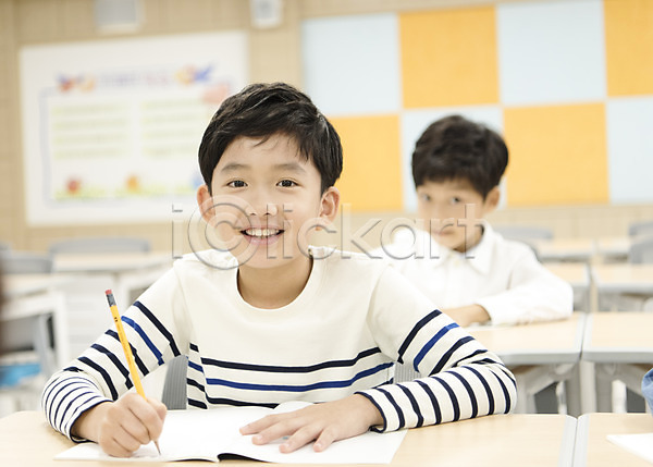 10대 남자 두명 소년만 십대남자만 어린이 초등학생 한국인 JPG 앞모습 포토 교실 상반신 스쿨라이프 시험 실내 앉기 어린이교육 웃음 의자 책상 초등학교 친구