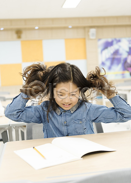 경쟁 스트레스 10대 소녀만 어린이 여자 초등학생 한국인 한명 JPG 앞모습 포토 교실 상반신 스쿨라이프 시험 실내 앉기 어린이교육 의자 책상 초등학교