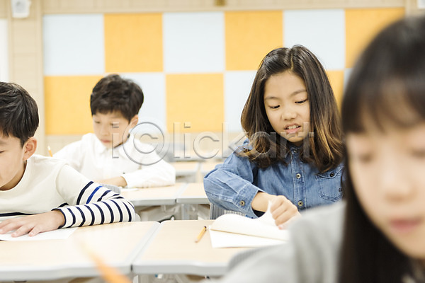 경쟁 스트레스 10대 남자 어린이 여러명 여자 초등학생 한국인 JPG 앞모습 포토 교실 상반신 스쿨라이프 시험 실내 앉기 어린이교육 의자 책상 초등학교 친구