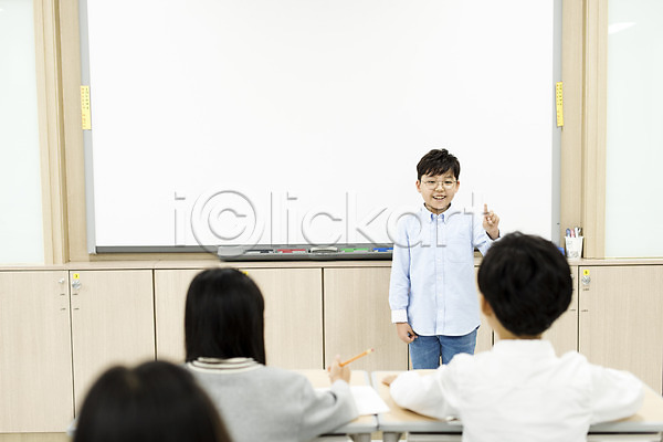 10대 남자 어린이 여러명 여자 초등학생 한국인 JPG 뒷모습 앞모습 포토 교실 발표 상반신 서기 수업 스쿨라이프 실내 앉기 어린이교육 초등학교 친구 칠판 화이트보드