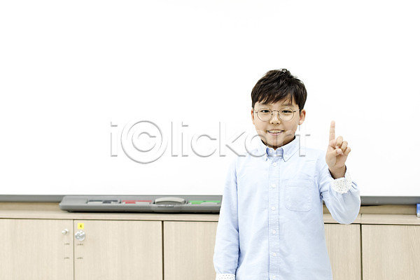 10대 남자 소년만 어린이 초등학생 한국인 한명 JPG 앞모습 포토 1 가리킴 교실 발표 상반신 서기 스쿨라이프 실내 어린이교육 웃음 초등학교 칠판 화이트보드