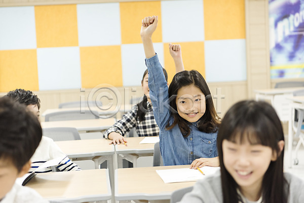 10대 남자 어린이 여러명 여자 초등학생 한국인 JPG 앞모습 포토 교실 발표 상반신 손들기 수업 스쿨라이프 실내 앉기 어린이교육 웃음 의자 책상 초등학교 친구