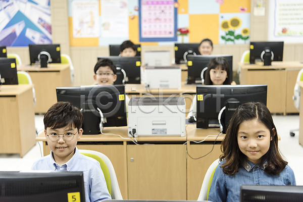 10대 남자 어린이 여러명 여자 초등학생 한국인 JPG 앞모습 포토 방과후 상반신 수업 스쿨라이프 실내 앉기 어린이교육 웃음 초등학교 친구 컴퓨터 컴퓨터실