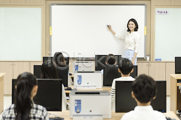 10대 20대 남자 성인 어린이 여러명 여자 초등학생 한국인 JPG 뒷모습 앞모습 포토 교사 방과후 상반신 수업 스쿨라이프 실내 앉기 어린이교육 웃음 초등학교 칠판 컴퓨터 컴퓨터실