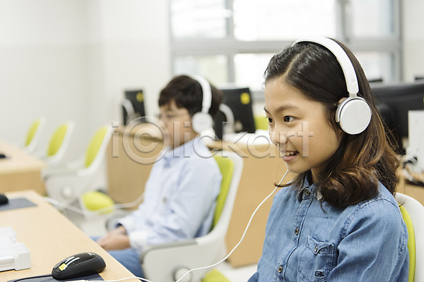 10대 남자 두명 어린이 여자 초등학생 한국인 JPG 옆모습 포토 방과후 상반신 수업 스쿨라이프 실내 앉기 어린이교육 웃음 초등학교 컴퓨터 컴퓨터실 헤드폰