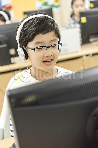 10대 남자 소년만 어린이 초등학생 한국인 한명 JPG 앞모습 포토 방과후 상반신 수업 스쿨라이프 실내 앉기 어린이교육 웃음 초등학교 컴퓨터 컴퓨터실 헤드폰