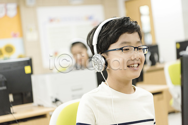 10대 남자 소년만 어린이 초등학생 한국인 한명 JPG 옆모습 포토 방과후 상반신 수업 스쿨라이프 실내 앉기 어린이교육 웃음 초등학교 컴퓨터 컴퓨터실 헤드폰