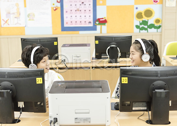 10대 남자 두명 어린이 여자 초등학생 한국인 JPG 옆모습 포토 방과후 상반신 수업 스쿨라이프 실내 앉기 어린이교육 웃음 초등학교 컴퓨터 컴퓨터실 헤드폰