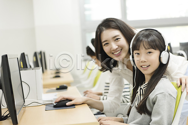 10대 20대 두명 성인 어린이 여자 여자만 초등학생 한국인 JPG 앞모습 포토 교사 방과후 상반신 수업 스쿨라이프 실내 앉기 어린이교육 웃음 초등학교 컴퓨터 컴퓨터실 헤드폰