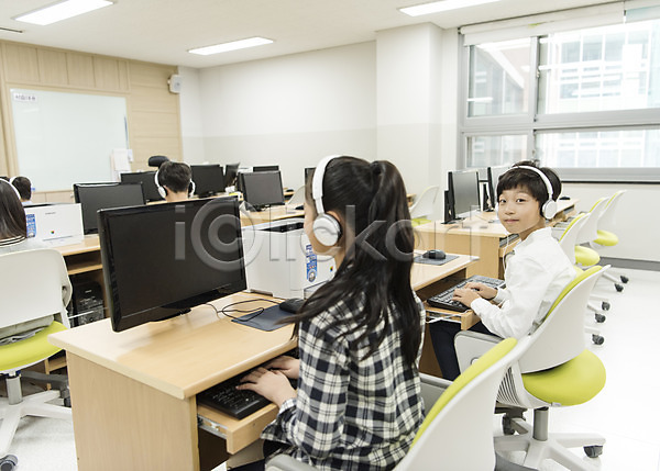10대 남자 어린이 여러명 여자 초등학생 한국인 JPG 옆모습 포토 방과후 상반신 수업 스쿨라이프 실내 앉기 어린이교육 웃음 초등학교 컴퓨터 컴퓨터실 헤드폰