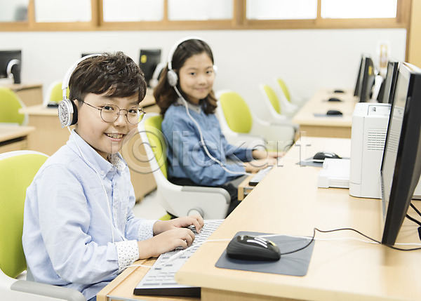 10대 남자 두명 어린이 여자 초등학생 한국인 JPG 앞모습 옆모습 포토 방과후 상반신 수업 스쿨라이프 실내 앉기 어린이교육 웃음 초등학교 컴퓨터 컴퓨터실 헤드폰