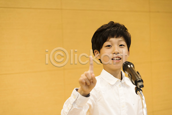 10대 남자 소년만 어린이 초등학생 한국인 한명 JPG 앞모습 포토 강당 강의 마이크 말하기 미소(표정) 상반신 서기 스쿨라이프 스피치 실내 어린이교육 초등학교
