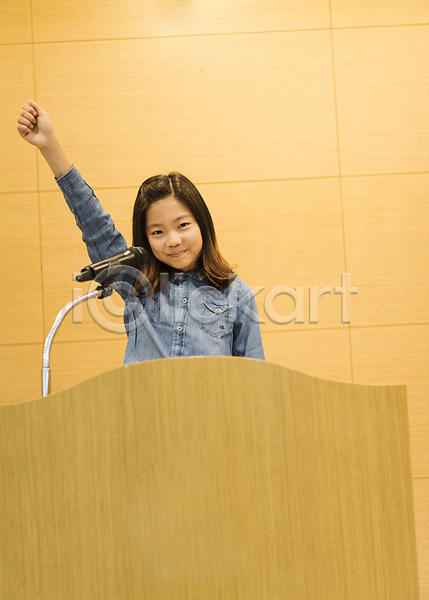 10대 소녀만 어린이 여자 초등학생 한국인 한명 JPG 앞모습 포토 강당 강의 발표 상반신 서기 손들기 스쿨라이프 스피치 실내 어린이교육 웃음 초등학교