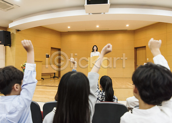 10대 20대 남자 성인 어린이 여러명 여자 초등학생 한국인 JPG 뒷모습 앞모습 포토 강당 교사 발표 상반신 서기 손들기 스쿨라이프 실내 앉기 어린이교육 웃음 질문 초등학교