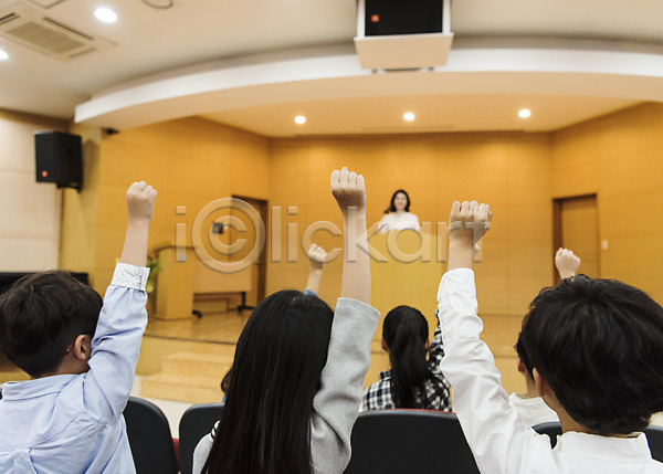 10대 20대 남자 성인 어린이 여러명 여자 초등학생 한국인 JPG 뒷모습 앞모습 포토 강당 교사 발표 상반신 서기 손들기 스쿨라이프 실내 앉기 어린이교육 질문 초등학교