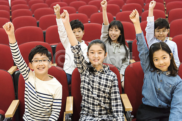 10대 남자 어린이 여러명 여자 초등학생 한국인 JPG 앞모습 포토 강당 발표 상반신 손들기 스쿨라이프 실내 앉기 어린이교육 웃음 질문 초등학교 친구
