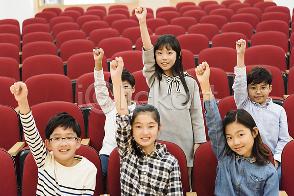 10대 남자 어린이 여러명 여자 초등학생 한국인 JPG 앞모습 포토 강당 발표 상반신 손들기 스쿨라이프 실내 앉기 어린이교육 웃음 질문 초등학교 친구