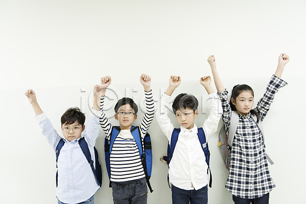 10대 남자 어린이 여러명 여자 초등학생 한국인 JPG 앞모습 포토 상반신 서기 손들기 스쿨라이프 실내 싸움 어린이교육 책가방 체벌 초등학교 친구