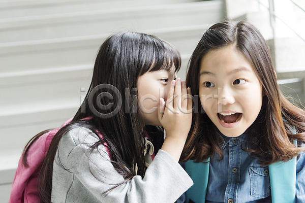 즐거움 10대 소녀만 어린이 여자 초등학생 한국인 JPG 앞모습 옆모습 포토 계단 귓속말 놀람 상반신 스쿨라이프 실내 앉기 어린이교육 웃음 책가방 초등학교 친구