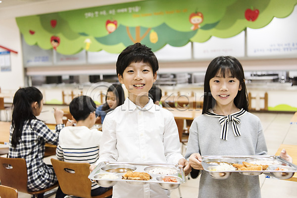 10대 남자 어린이 여러명 여자 초등학생 한국인 JPG 뒷모습 앞모습 포토 급식 급식소 들기 상반신 서기 스쿨라이프 식판 실내 앉기 어린이교육 웃음 점심식사 초등학교 친구