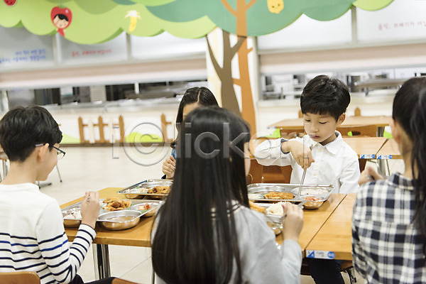 10대 남자 어린이 여러명 여자 초등학생 한국인 JPG 뒷모습 앞모습 포토 급식 급식소 먹기 상반신 스쿨라이프 식판 실내 앉기 어린이교육 점심식사 초등학교 친구