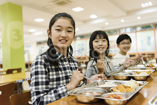 10대 남자 세명 어린이 여자 초등학생 한국인 JPG 앞모습 포토 급식 급식소 먹기 상반신 스쿨라이프 식판 실내 앉기 어린이교육 웃음 점심식사 초등학교 친구