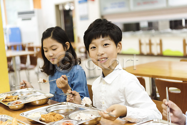 10대 남자 두명 어린이 여자 초등학생 한국인 JPG 앞모습 포토 급식 급식소 먹기 상반신 스쿨라이프 식판 실내 앉기 어린이교육 웃음 점심식사 초등학교 친구