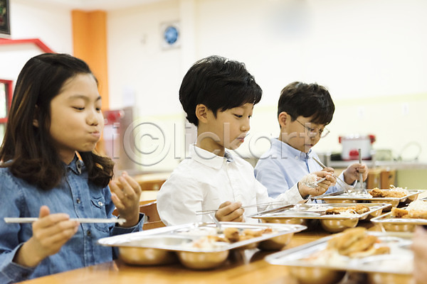 10대 남자 세명 어린이 여자 초등학생 한국인 JPG 옆모습 포토 급식 급식소 먹기 상반신 스쿨라이프 식판 실내 앉기 어린이교육 웃음 점심식사 초등학교 친구