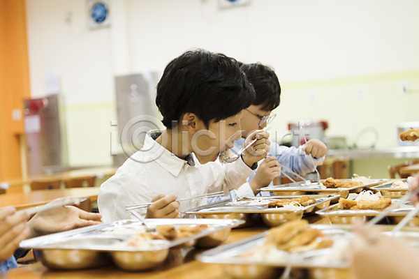 10대 남자 두명 소년만 어린이 초등학생 한국인 JPG 옆모습 포토 급식 급식소 먹기 상반신 스쿨라이프 식판 실내 앉기 어린이교육 점심식사 초등학교 친구