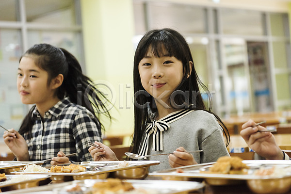 10대 두명 소녀만 어린이 여자 초등학생 한국인 JPG 앞모습 옆모습 포토 급식 급식소 먹기 상반신 스쿨라이프 식판 실내 앉기 어린이교육 웃음 점심식사 초등학교 친구