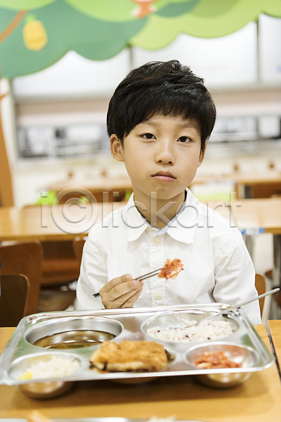10대 남자 소년만 어린이 초등학생 한국인 한명 JPG 앞모습 포토 급식 급식소 반찬투정 상반신 스쿨라이프 식판 실내 앉기 어린이교육 점심식사 초등학교 편식
