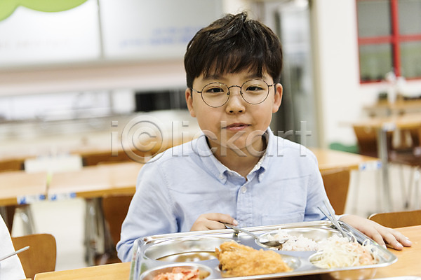 10대 남자 소년만 어린이 초등학생 한국인 한명 JPG 앞모습 포토 급식 급식소 먹기 미소(표정) 상반신 스쿨라이프 식판 실내 앉기 어린이교육 점심식사 초등학교