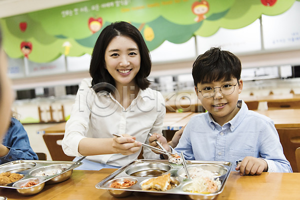 10대 20대 남자 두명 성인 어린이 여자 초등학생 한국인 JPG 앞모습 포토 교사 급식 급식소 반찬 상반신 스쿨라이프 식판 실내 앉기 어린이교육 웃음 점심식사 초등학교