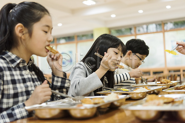 10대 남자 세명 어린이 여자 초등학생 한국인 JPG 옆모습 포토 급식 급식소 먹기 반찬 상반신 스쿨라이프 식판 실내 앉기 어린이교육 점심식사 초등학교 친구