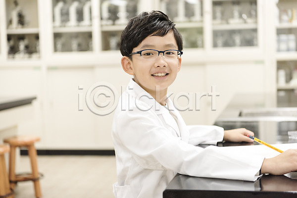 10대 남자 소년만 어린이 초등학생 한국인 한명 JPG 앞모습 포토 과학 과학실 기록 방과후 상반신 수업 스쿨라이프 실내 실습 실험 앉기 어린이교육 웃음 초등학교