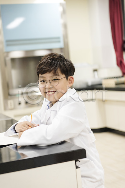 10대 남자 소년만 어린이 초등학생 한국인 한명 JPG 앞모습 포토 과학 과학실 방과후 상반신 수업 스쿨라이프 실내 실습 실험 앉기 어린이교육 웃음 초등학교