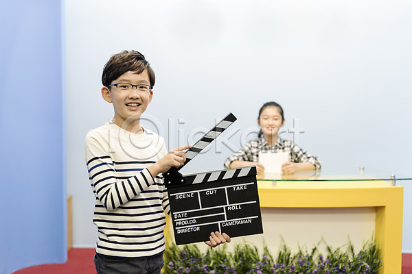 10대 남자 두명 어린이 여자 초등학생 한국인 JPG 앞모습 포토 대본 방과후 방송 방송반 상반신 서기 스쿨라이프 실내 실습 아나운서 앉기 어린이교육 웃음 초등학교 친구
