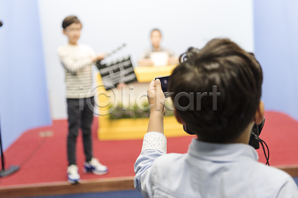 10대 남자 세명 어린이 여자 초등학생 한국인 JPG 뒷모습 앞모습 포토 방과후 방송 방송반 상반신 서기 스쿨라이프 실내 실습 아나운서 앉기 어린이교육 전신 초등학교 친구 카메라