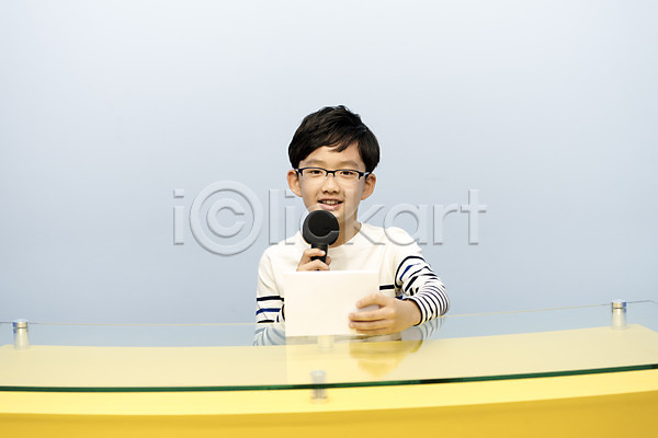 10대 남자 소년만 어린이 초등학생 한국인 한명 JPG 앞모습 포토 대본 말하기 방과후 방송 방송반 상반신 스쿨라이프 실내 실습 아나운서 앉기 어린이교육 웃음 초등학교