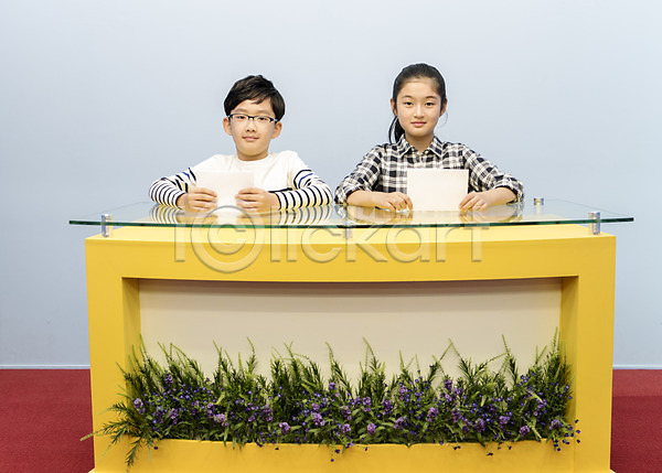 10대 남자 두명 어린이 여자 초등학생 한국인 JPG 앞모습 포토 말하기 방과후 방송 방송반 상반신 스쿨라이프 실내 실습 아나운서 앉기 어린이교육 웃음 초등학교 친구