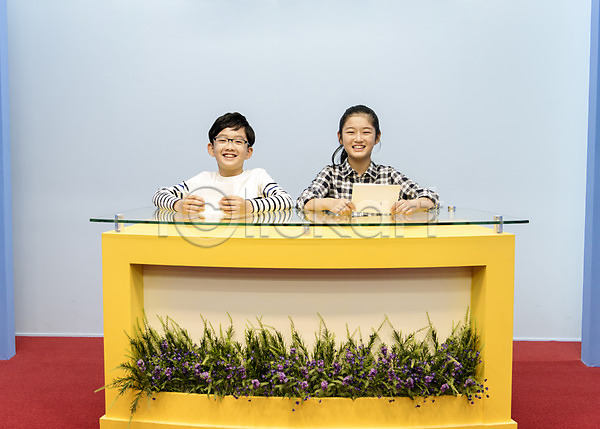 10대 남자 두명 어린이 여자 초등학생 한국인 JPG 앞모습 포토 말하기 방과후 방송 방송반 상반신 스쿨라이프 실내 실습 아나운서 앉기 어린이교육 웃음 초등학교 친구