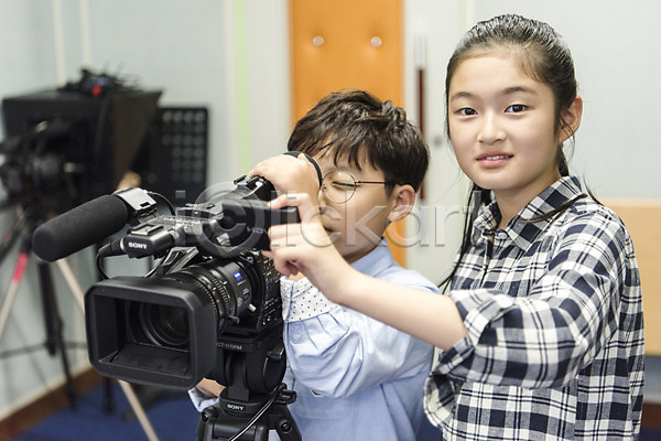 10대 남자 두명 어린이 여자 초등학생 한국인 JPG 앞모습 포토 방과후 방송 방송반 상반신 서기 스쿨라이프 실내 실습 어린이교육 웃음 초등학교 친구 카메라
