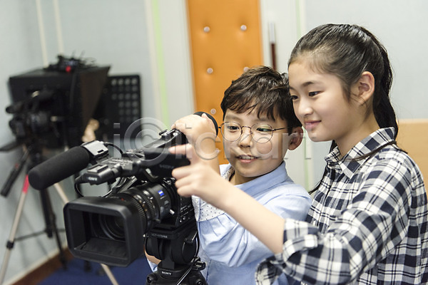 10대 남자 두명 어린이 여자 초등학생 한국인 JPG 앞모습 포토 방과후 방송 방송반 상반신 서기 스쿨라이프 실내 실습 어린이교육 웃음 초등학교 친구 카메라