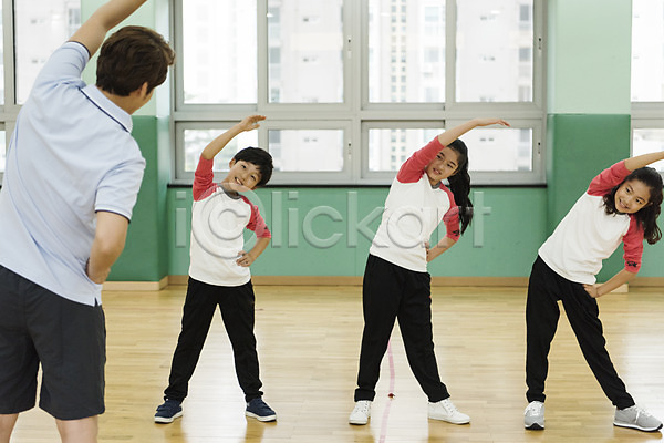 10대 30대 남자 성인 어린이 여러명 여자 초등학생 한국인 JPG 뒷모습 앞모습 포토 교사 방과후 서기 스쿨라이프 스트레칭 실내 어린이교육 운동 웃음 전신 체육관 초등학교