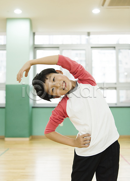 10대 남자 소년만 어린이 초등학생 한국인 한명 JPG 앞모습 포토 방과후 상반신 서기 스쿨라이프 스트레칭 실내 어린이교육 운동 웃음 체육관 초등학교
